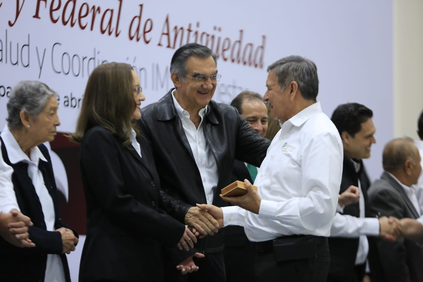 Entrega gobernador medallas por años de servicio al personal de la Secretaría de Salud e IMSS-Bienestar