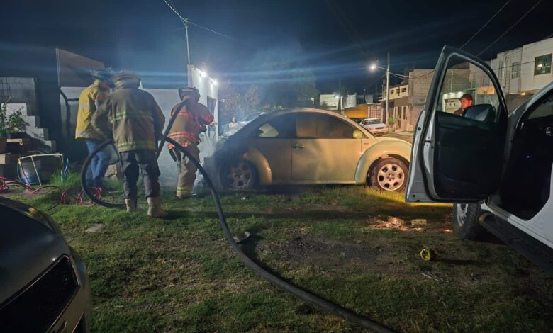 Incendio de vehículo en Fracc Lomas de Guadalupe; no hay lesionados