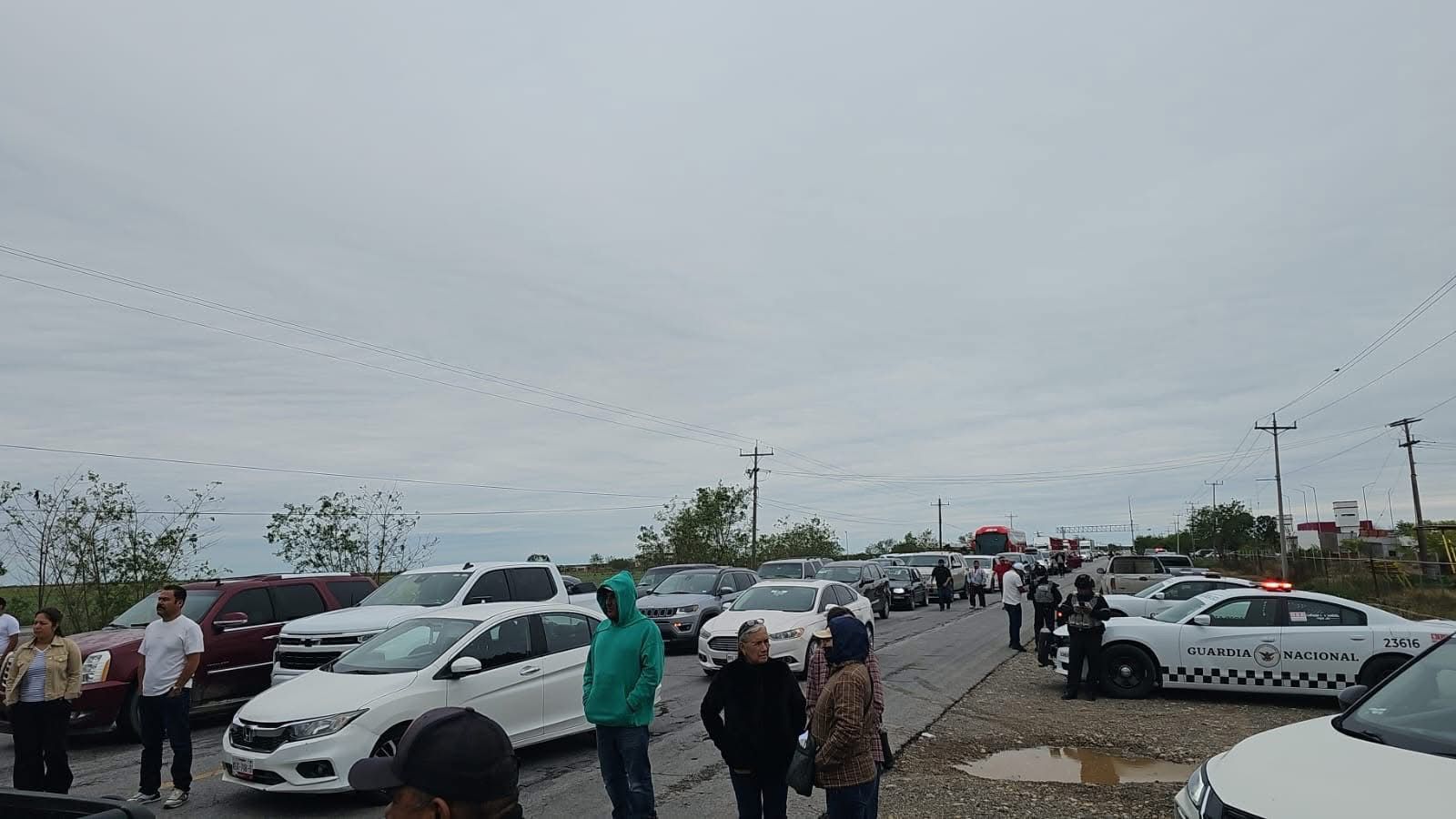 Productores agrícolas cierran carretera por manifestación pacífica