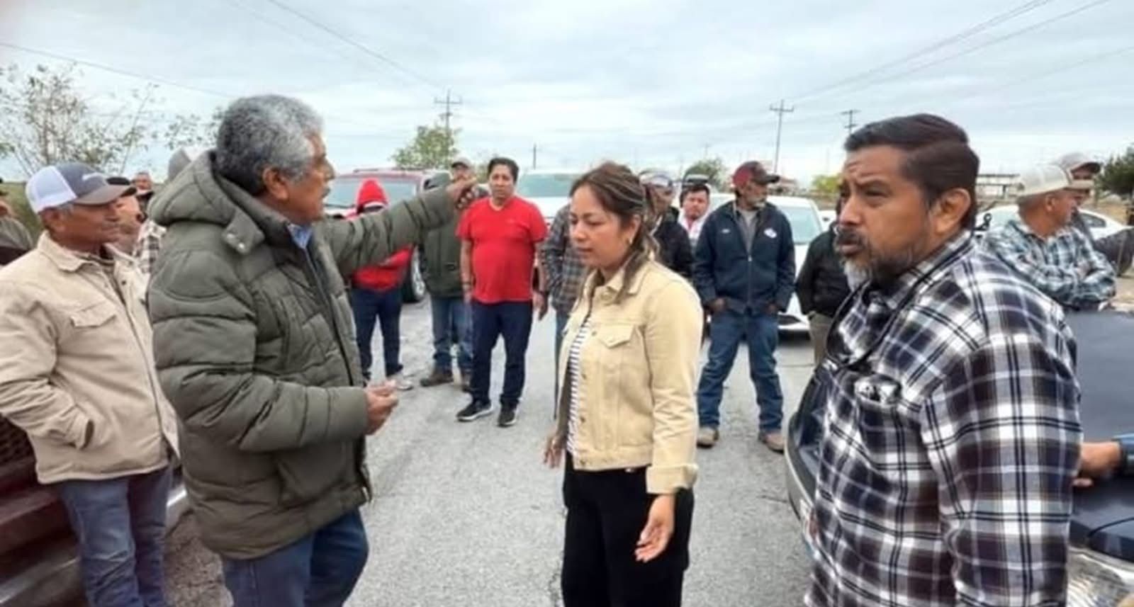 Productores agrícolas cierran carretera por manifestación pacífica