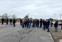 Productores agrícolas cierran carretera por manifestación pacífica