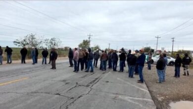 Productores agrícolas cierran carretera por manifestación pacífica