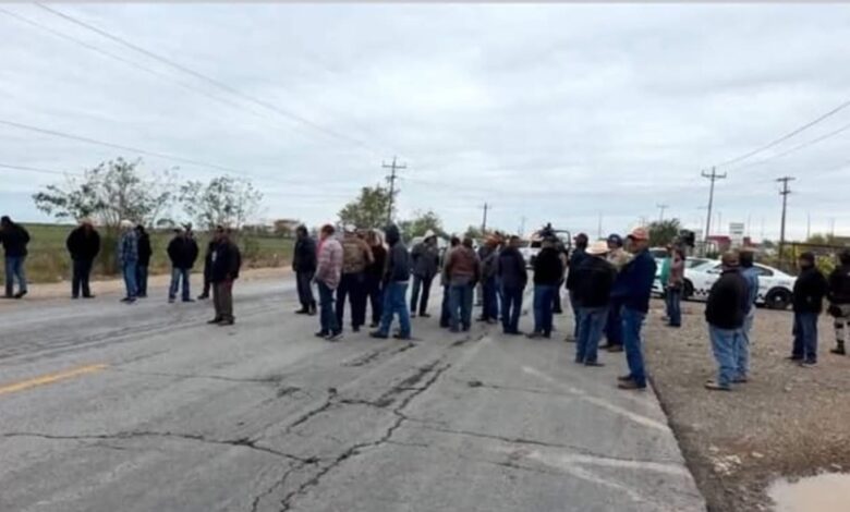Productores agrícolas cierran carretera por manifestación pacífica