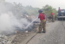 Bomberos atienen reporte de incendio de un tiradero clandestino de basura