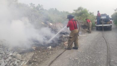 Bomberos atienen reporte de incendio de un tiradero clandestino de basura