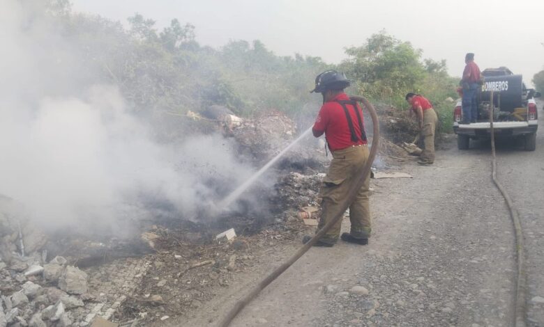 Bomberos atienen reporte de incendio de un tiradero clandestino de basura
