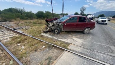 Familia se dirigía al IMSS y su vehículo fue arrollado por el tren
