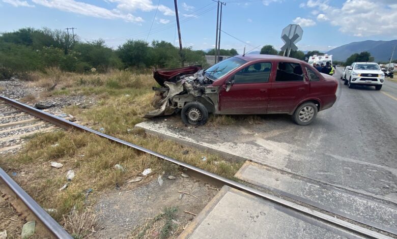 Familia se dirigía al IMSS y su vehículo fue arrollado por el tren