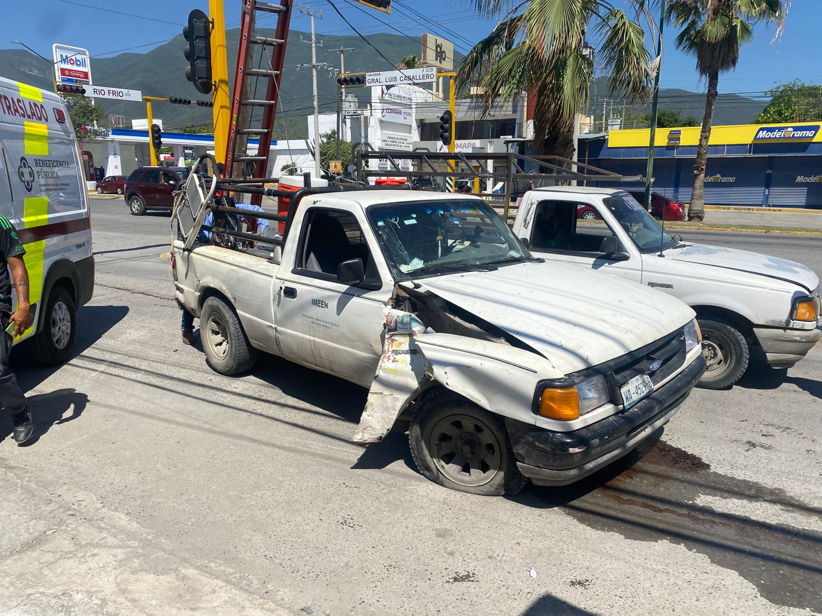 Fuerte accidente de microbús deja al menos siete lesionados