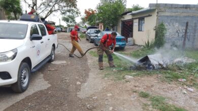 Bomberos atienden incendio en basurero clandestino en colonia Vamos Tamaulipas