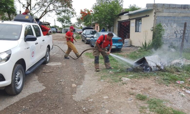Bomberos atienden incendio en basurero clandestino en colonia Vamos Tamaulipas