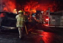 Bomberos atienden reporte de incendio de vehículo en la López Mateos