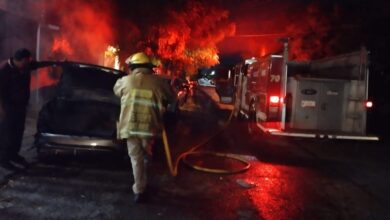 Bomberos atienden reporte de incendio de vehículo en la López Mateos