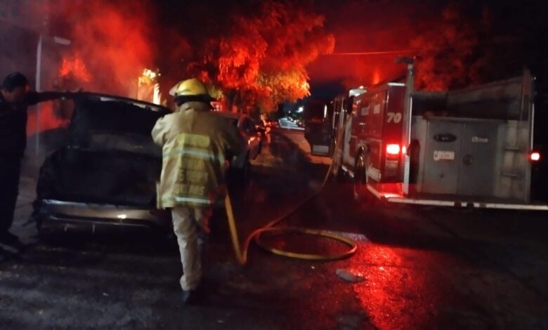 Bomberos atienden reporte de incendio de vehículo en la López Mateos