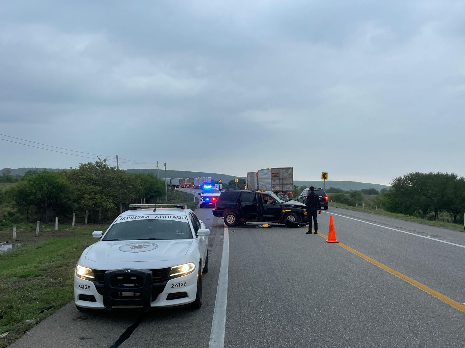 Accidente de tráiler en Carretera Federal 81 suspende circulación en ambos sentidos
