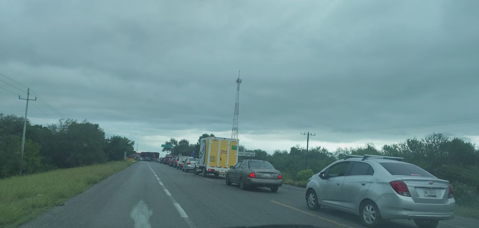 Comunidad de San Cayetano cierra carretera por no tener respuesta de la CFE