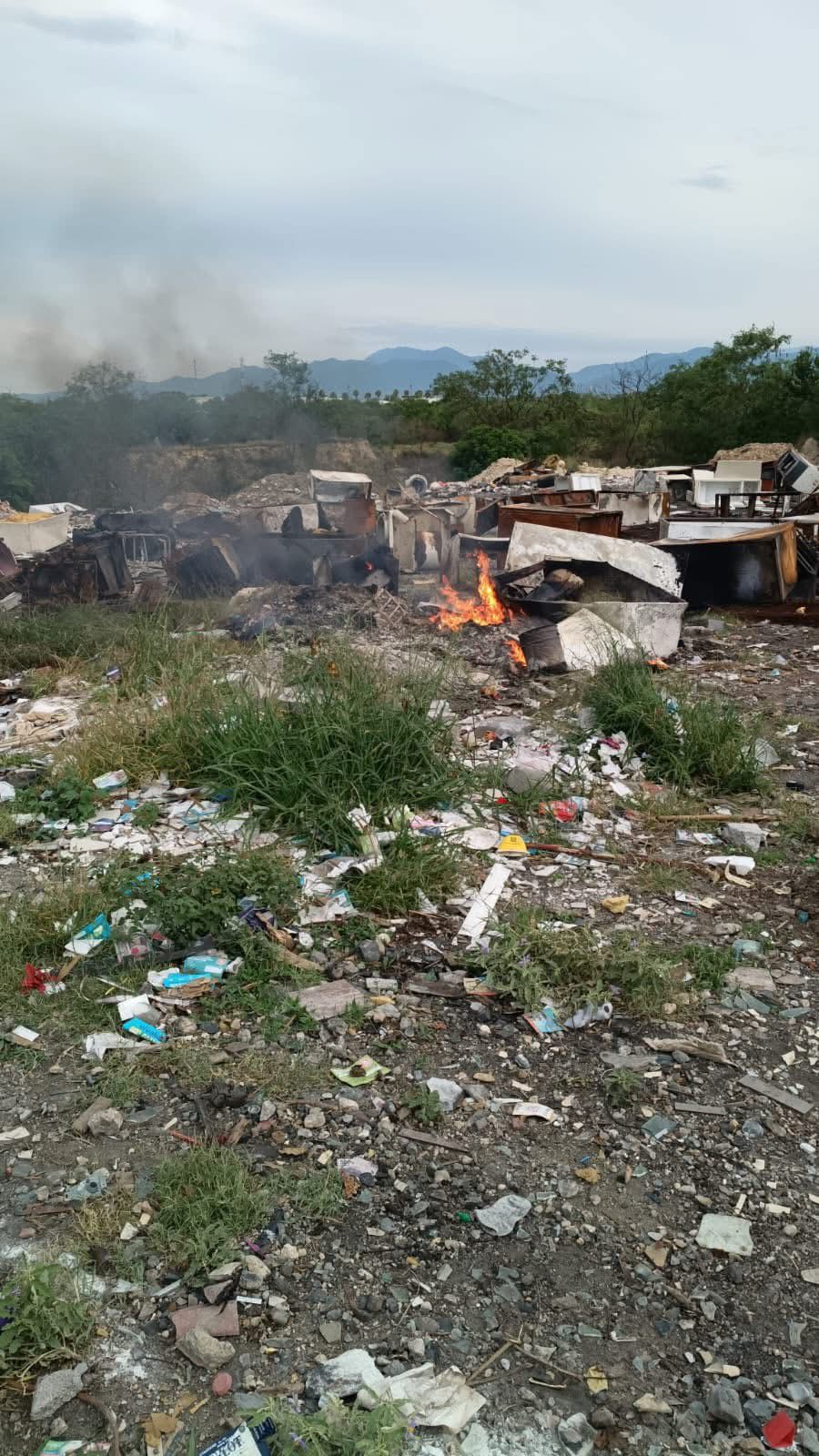 Bomberos atienden incendio en basurero clandestino en colonia Vamos Tamaulipas