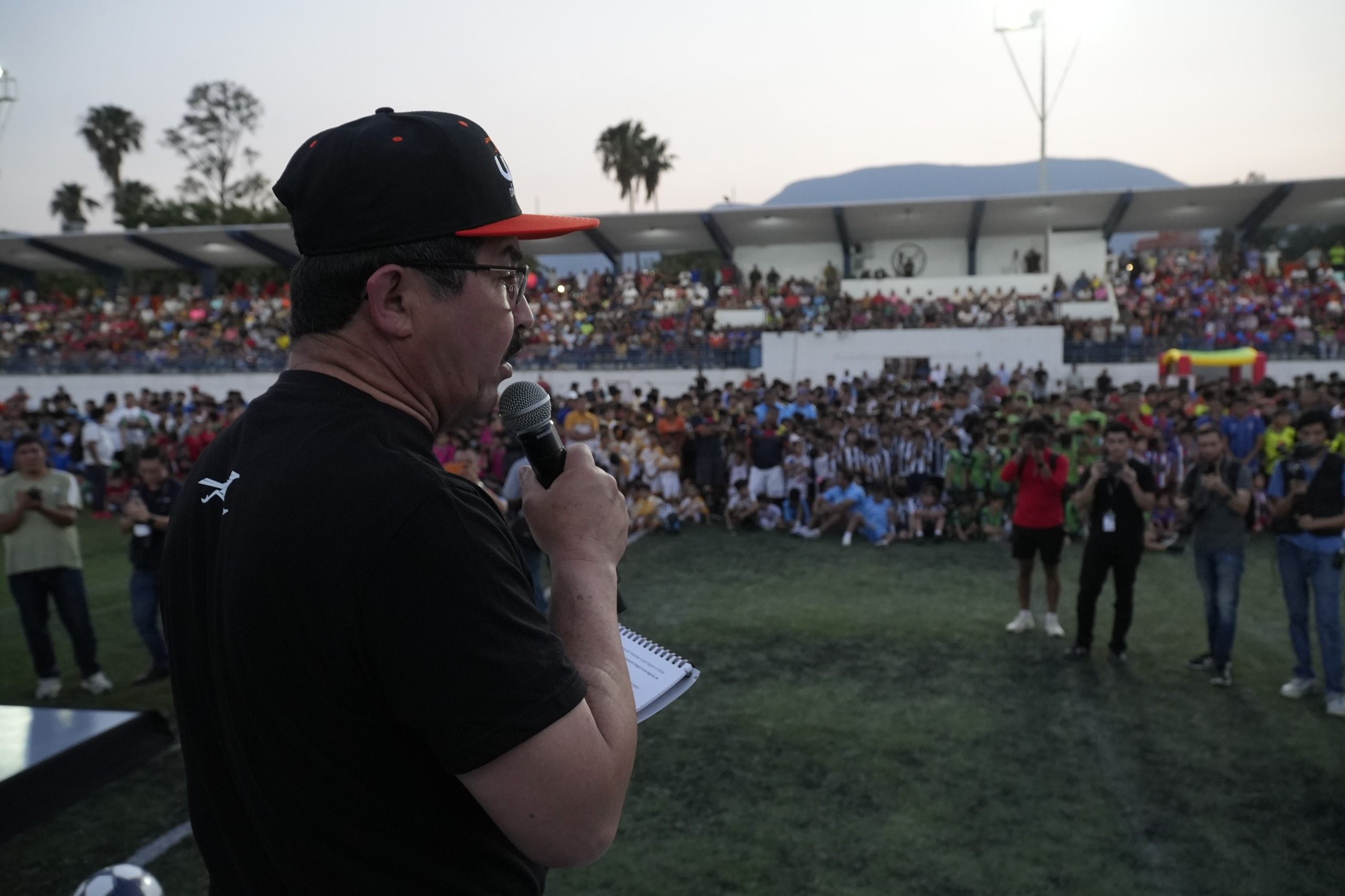 El rector inaugura la Copa UAT 2026 con Ricardo “Diablito” Chávez como invitado de honor