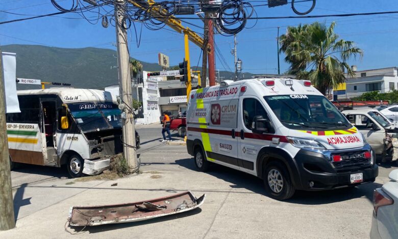 Fuerte accidente de microbús deja al menos siete lesionados