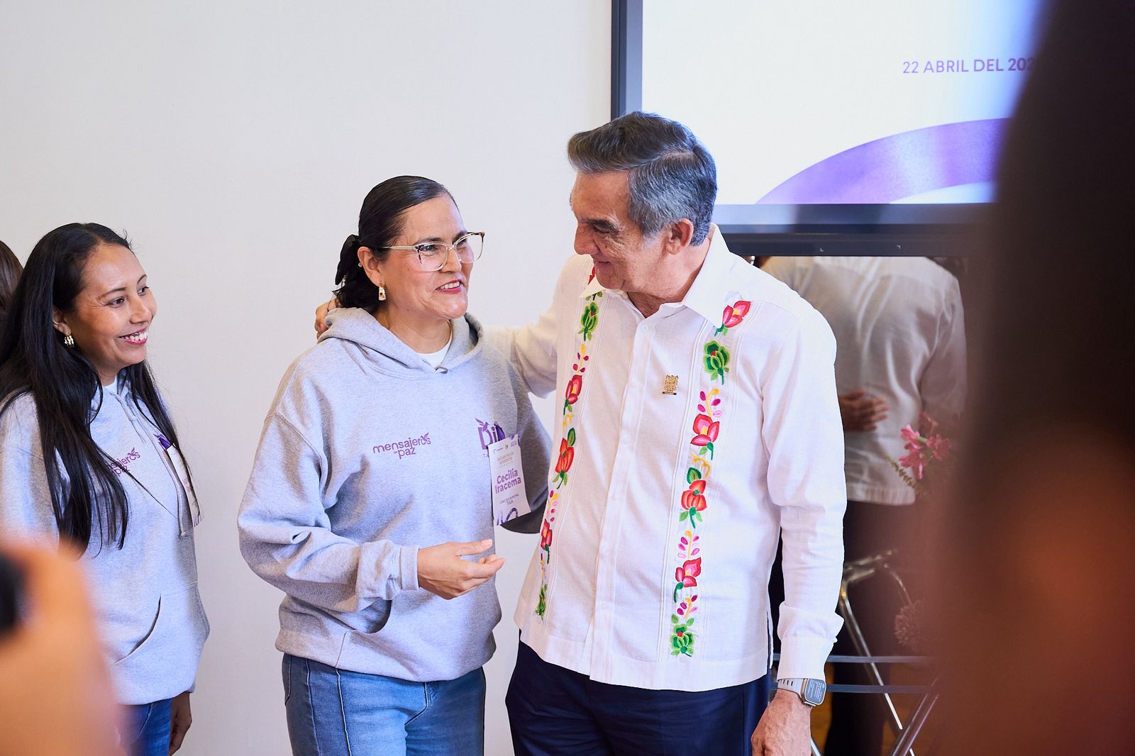 Dialogan Américo y María de Villarreal con habitantes de los polígonos de atención de Lazos del Bienestar
