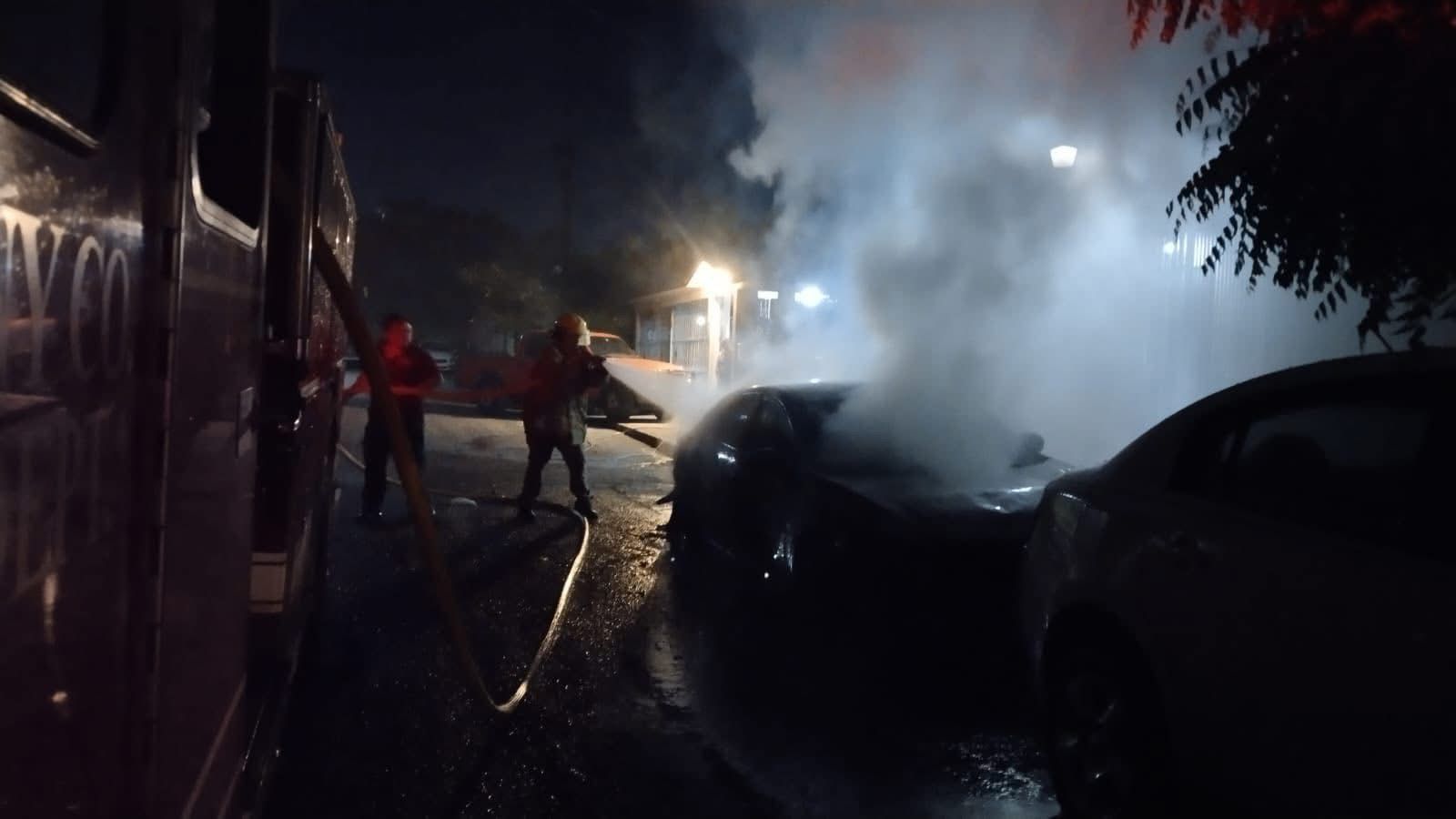 Bomberos atienden reporte de incendio de vehículo en la López Mateos