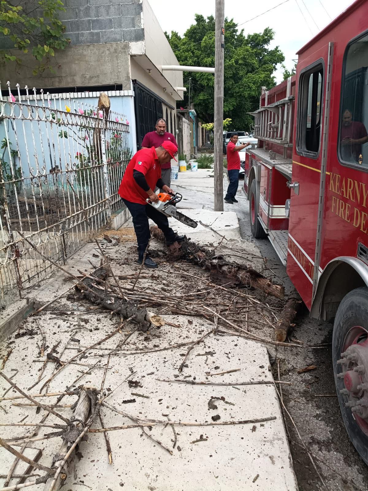 Bomberos atienden incendio en basurero clandestino en colonia Vamos Tamaulipas