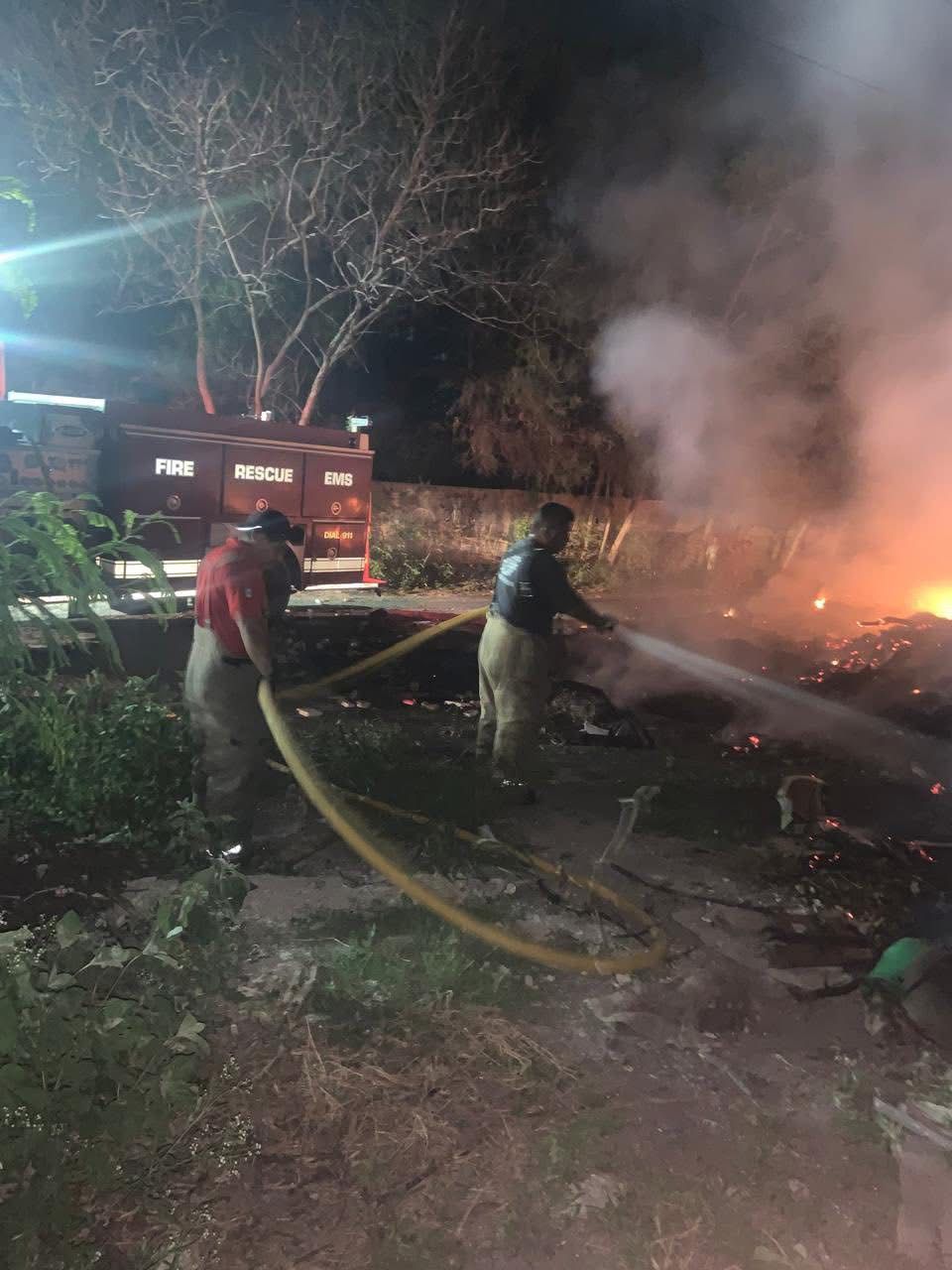 Elementos del Cuerpo de Bomberos registraron una intensa jornada tras atender diversos reportes de incendio en distintos sectores de la capital, logrando sofocar los siniestros antes de que representaran un riesgo mayor para la población.