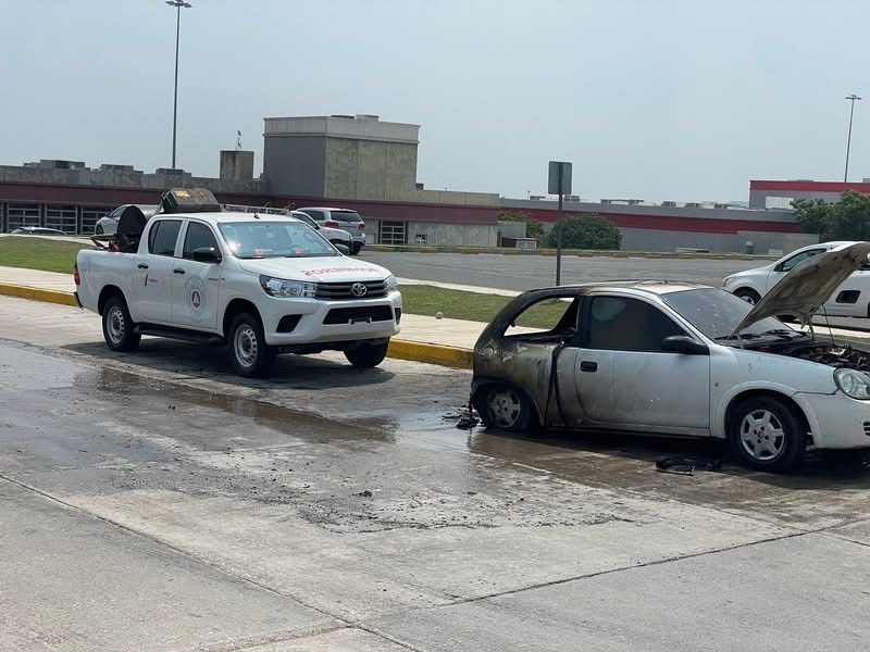 Vehículo se incendia de forma repentina en el Parque Bicentenario