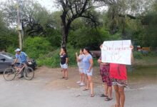 Comunidad de San Cayetano cierra carretera por no tener respuesta de la CFE