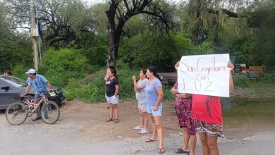 Comunidad de San Cayetano cierra carretera por no tener respuesta de la CFE