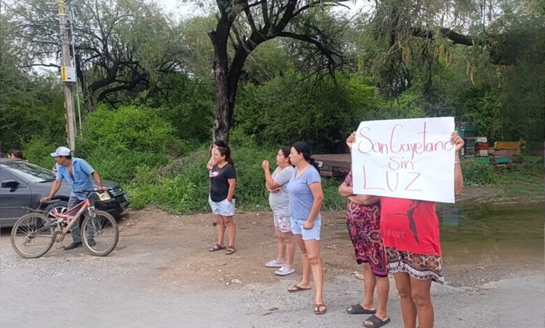Comunidad de San Cayetano cierra carretera por no tener respuesta de la CFE