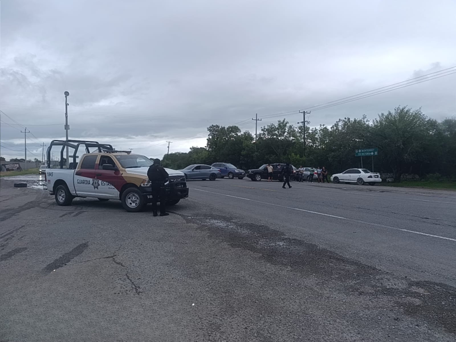 Comunidad de San Cayetano cierra carretera por no tener respuesta de la CFE