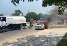 Vehículo se incendia de forma repentina en el Parque Bicentenario