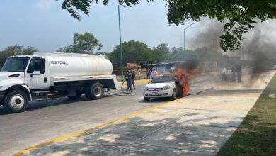 Vehículo se incendia de forma repentina en el Parque Bicentenario