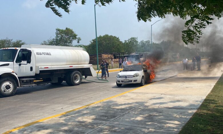 Vehículo se incendia de forma repentina en el Parque Bicentenario