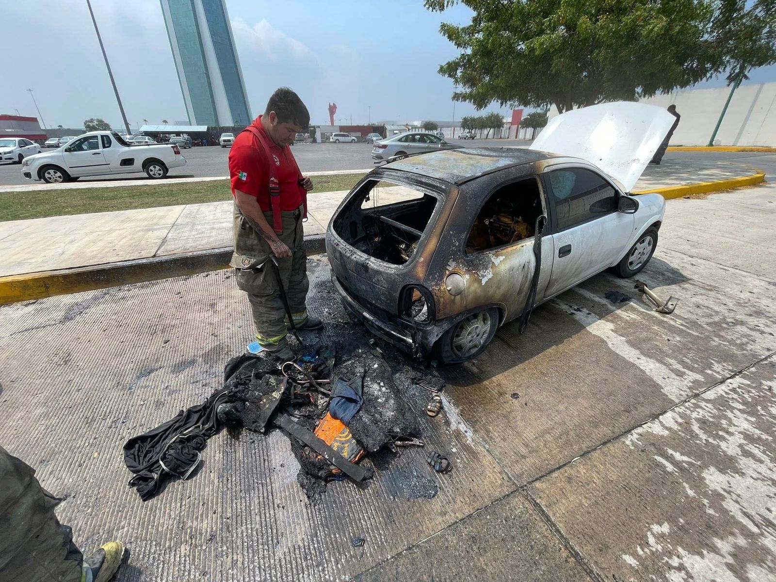 Vehículo se incendia de forma repentina en el Parque Bicentenario
