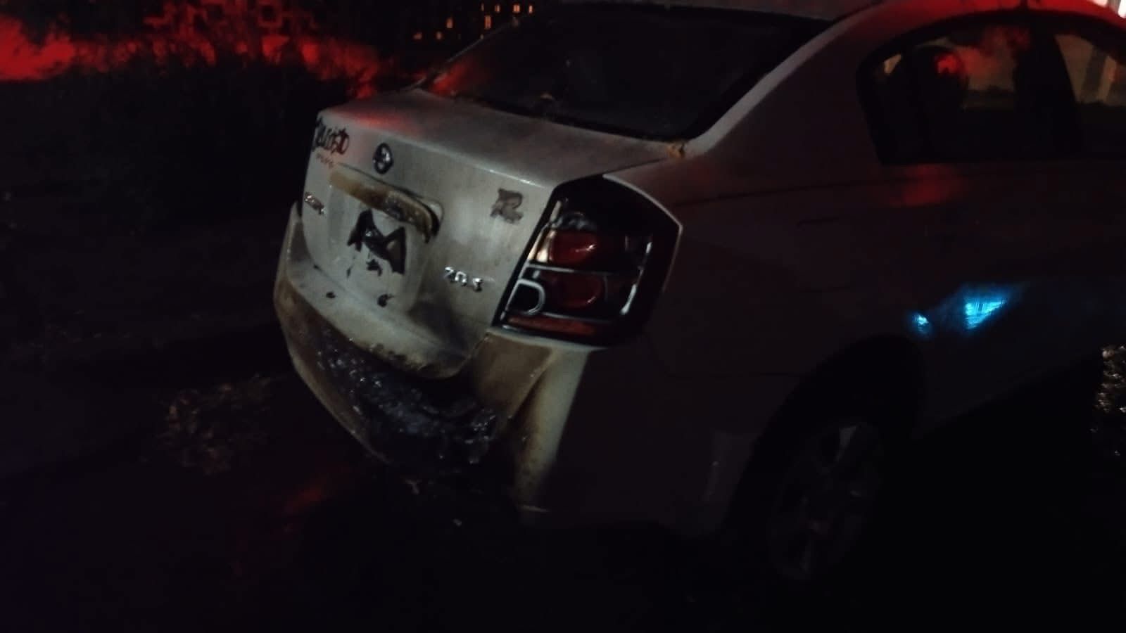 Bomberos atienden reporte de incendio de vehículo en la López Mateos