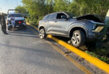 Conductor deja como pérdida total una camioneta tras estrellarse