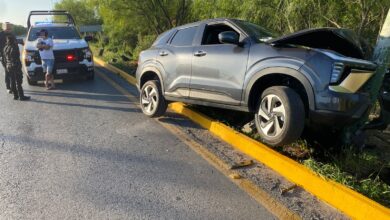 Conductor deja como pérdida total una camioneta tras estrellarse