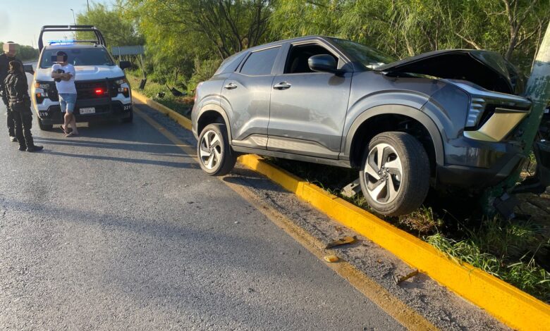 Conductor deja como pérdida total una camioneta tras estrellarse
