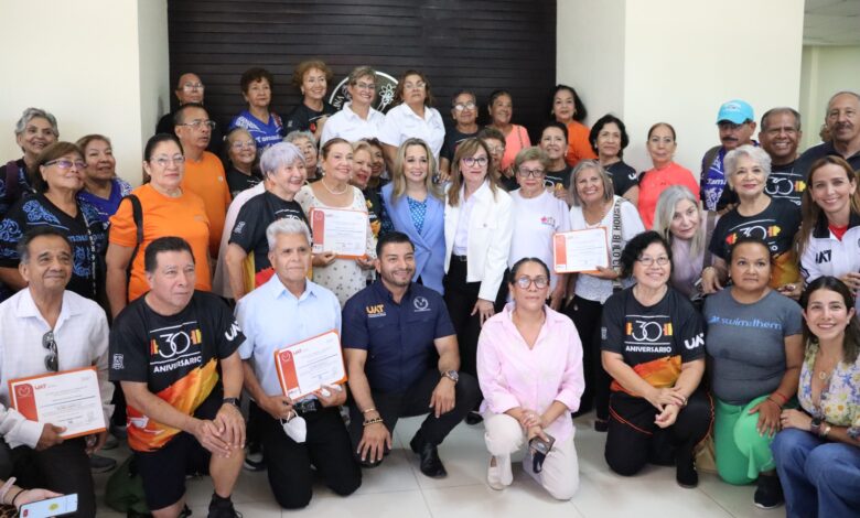 El grupo de 26 personas adultas mayores concluyeron con éxito su curso de uso de herramientas digitales.