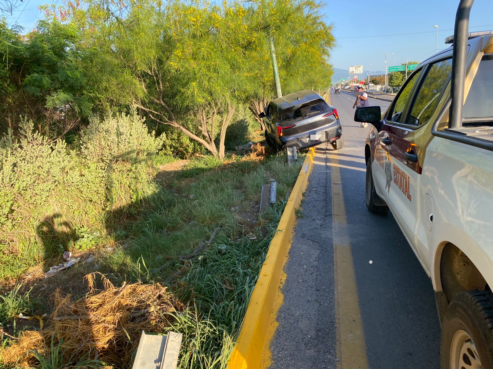 Conductor deja como pérdida total una camioneta tras estrellarse