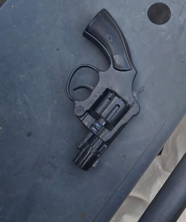 Dos personas asaltan sucursal de Helados con una pistola de juguete