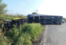 Volcadura de tráiler bloquea circulación en la carretera Victoria-Matamoros