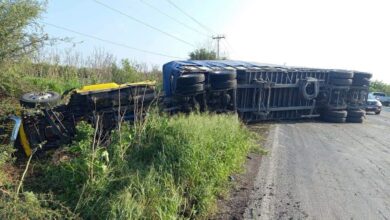 Volcadura de tráiler bloquea circulación en la carretera Victoria-Matamoros