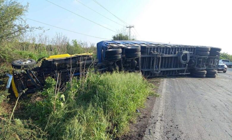 Volcadura de tráiler bloquea circulación en la carretera Victoria-Matamoros