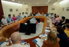 La secretaria de Economía, Ninfa Cantú Deándar, encabezó el encuentro junto al presidente de CANACO Tampico, Eduardo Manzur. Durante la reunión, presentó programas y herramientas que buscan impulsar el crecimiento de los negocios locales.