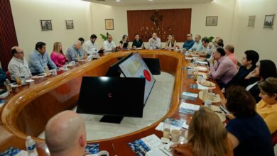 La secretaria de Economía, Ninfa Cantú Deándar, encabezó el encuentro junto al presidente de CANACO Tampico, Eduardo Manzur. Durante la reunión, presentó programas y herramientas que buscan impulsar el crecimiento de los negocios locales.