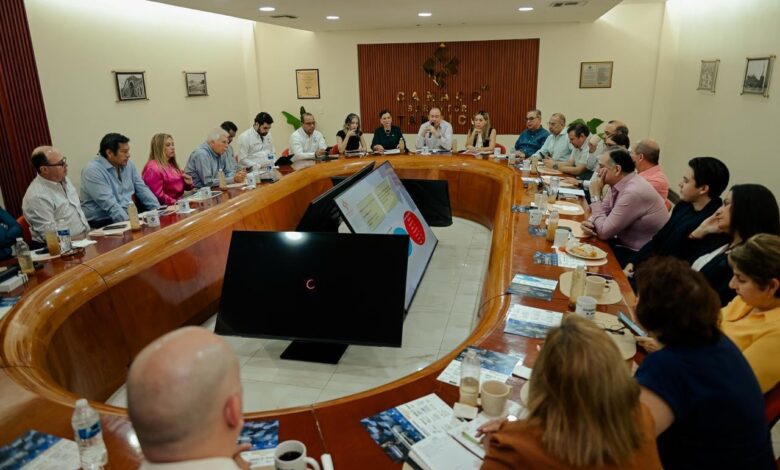 La secretaria de Economía, Ninfa Cantú Deándar, encabezó el encuentro junto al presidente de CANACO Tampico, Eduardo Manzur. Durante la reunión, presentó programas y herramientas que buscan impulsar el crecimiento de los negocios locales.