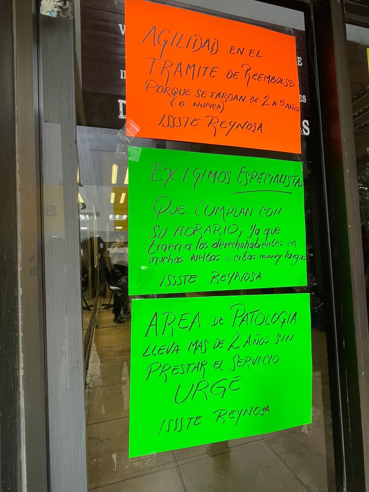 Carteles donde los maestros exigen al ISSSTE